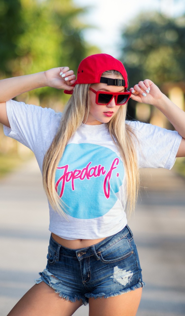 Девушка блондинка в красной кепке и очках 