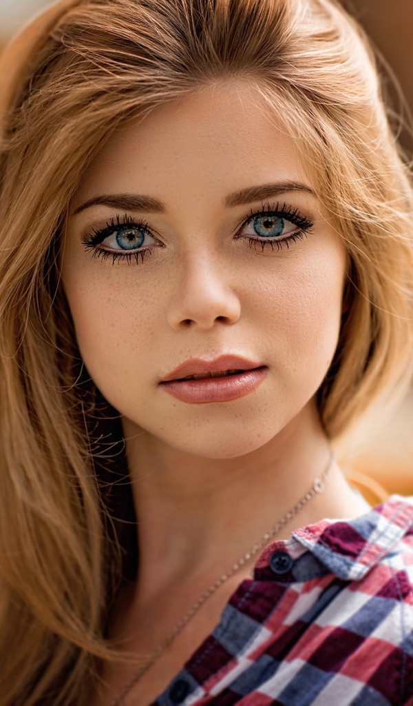 Девушка блондинка с красивыми голубыми глазами 