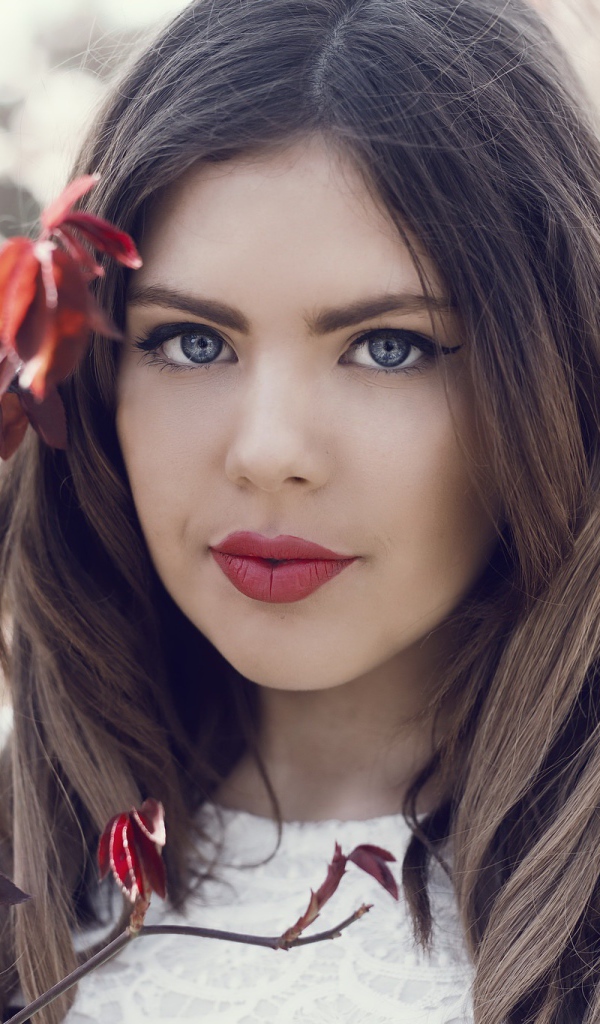 Голубоглазая красивая девушка брюнетка с красными губами