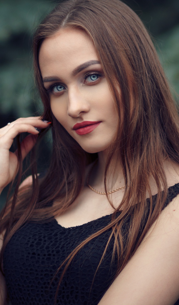 Голубоглазая девушка брюнетка в черном платье
