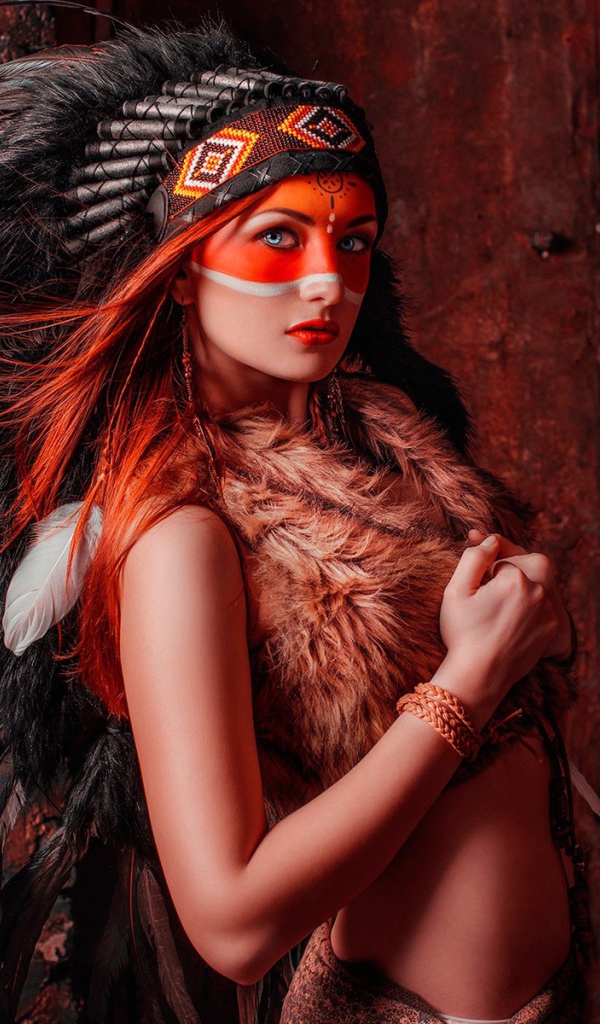 Голубоглазая девушка в костюме индейца 