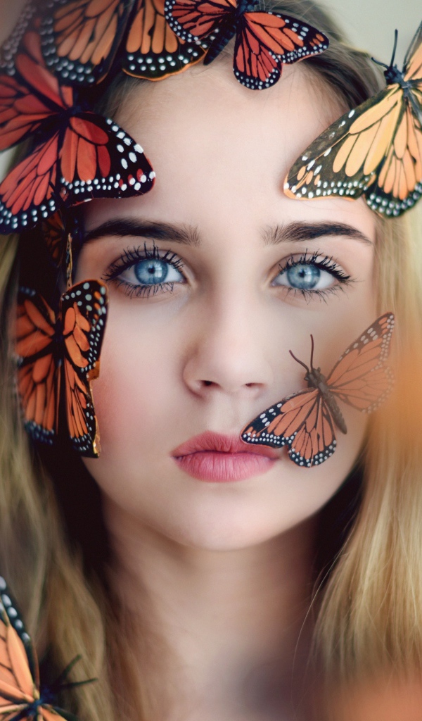 Голубоглазая девушка с бабочками на лице 