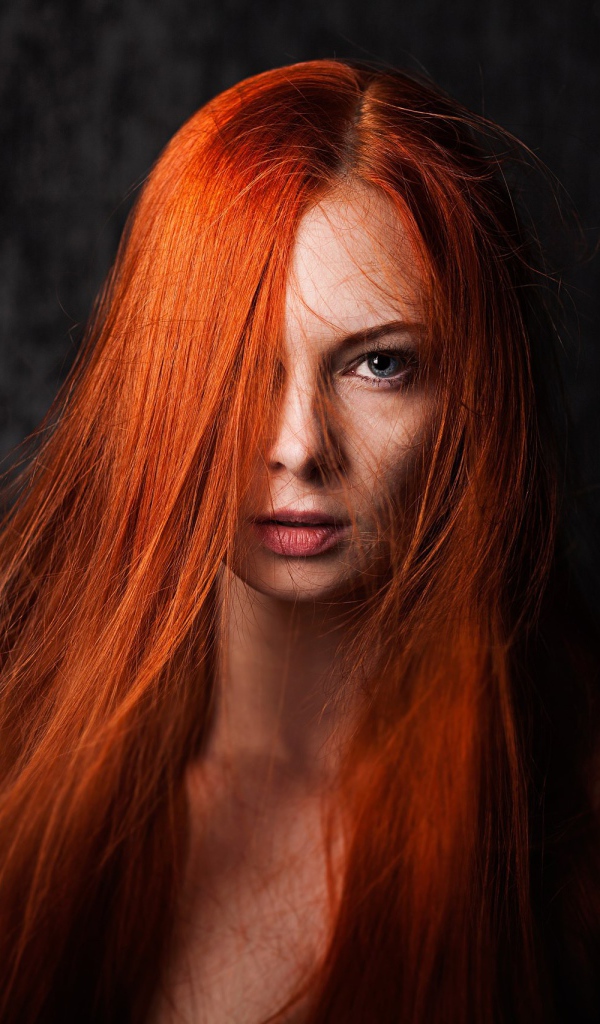 Голубоглазая девушка с огненно рыжими волосами 