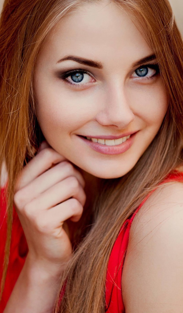 Голубоглазая девушка с длинными волосами 