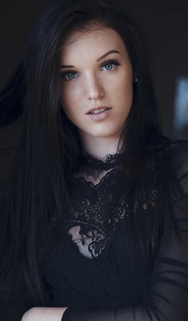 Голубоглазая эффектная брюнетка в черном платье