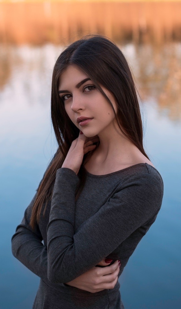 Кареглазая девушка брюнетка у водоема 