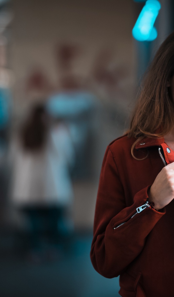 Кареглазая длинноволосая девушка брюнетка в красной куртке