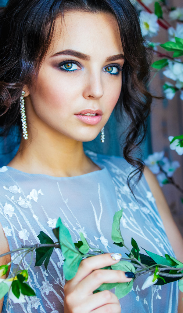 Девушка брюнетка с красивой прической 