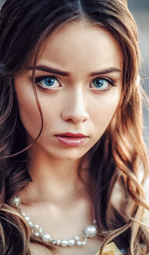 Девушка брюнетка с большими голубыми глазами 