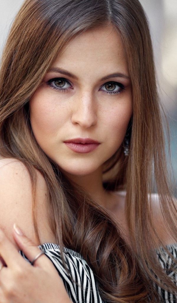 Девушка брюнетка с зелеными глазами 