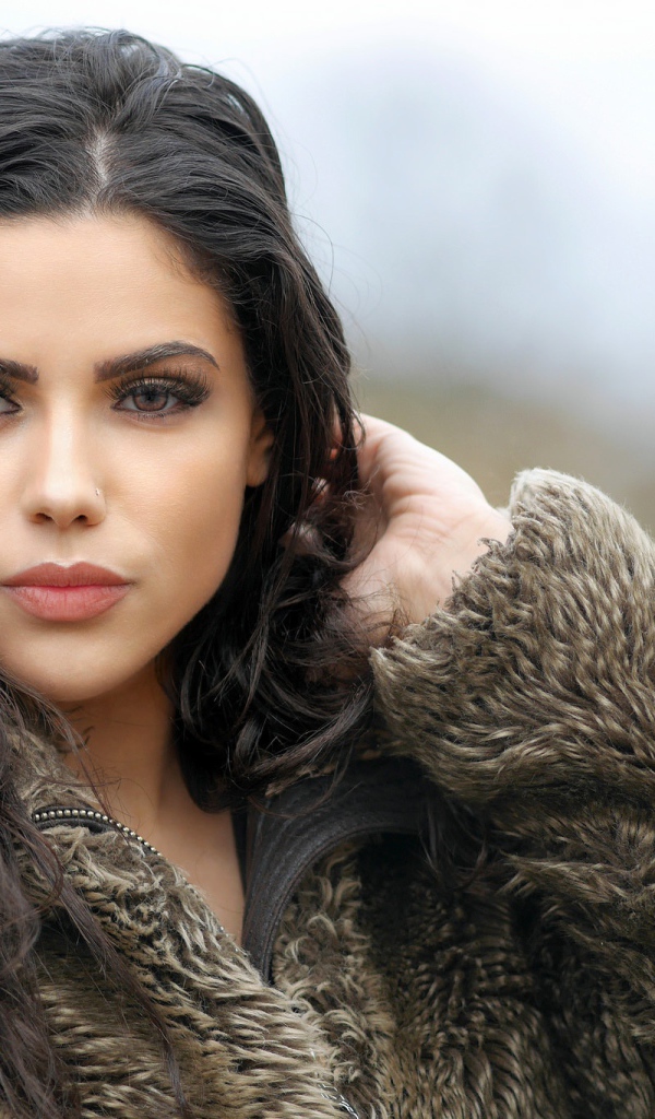 Брюнетка с карими глазами в шубе 