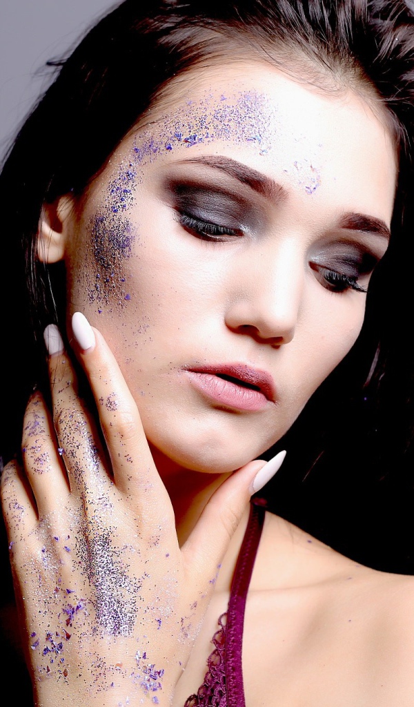 Брюнетка с блестками на лице 