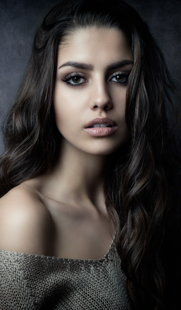 Нежная красивая девушка брюнетка с длинными волосами 