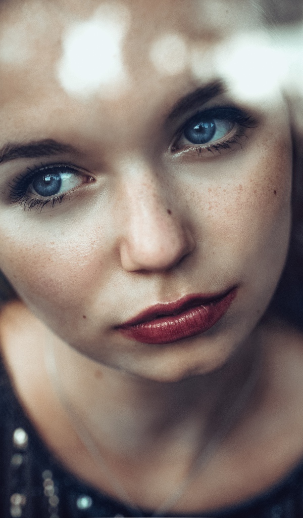 Нежная голубоглазая девушка с грустным лицом