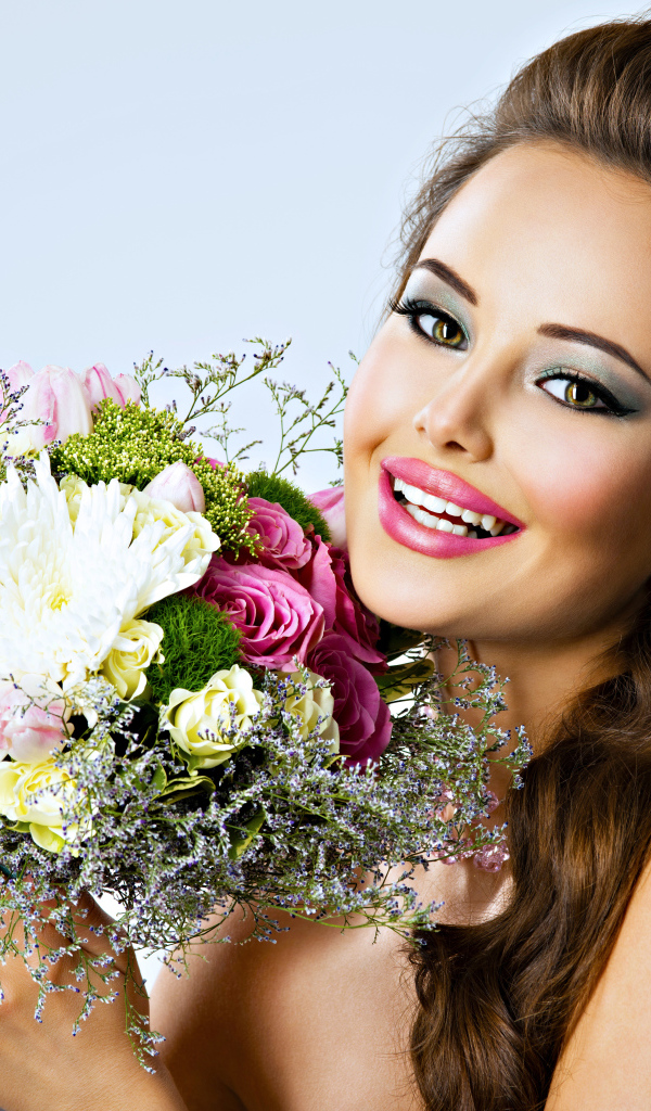Эффектная девушка шатенка с красивым букетом цветов