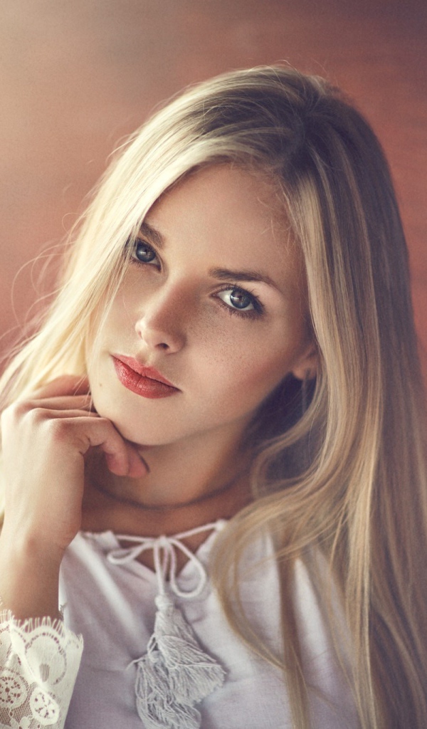 Изящная девушка блондинка в белом платье 