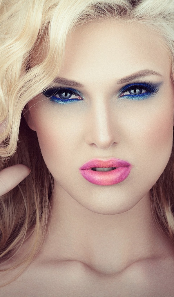 Эффектная блондинка с красивым ярким макияжем 