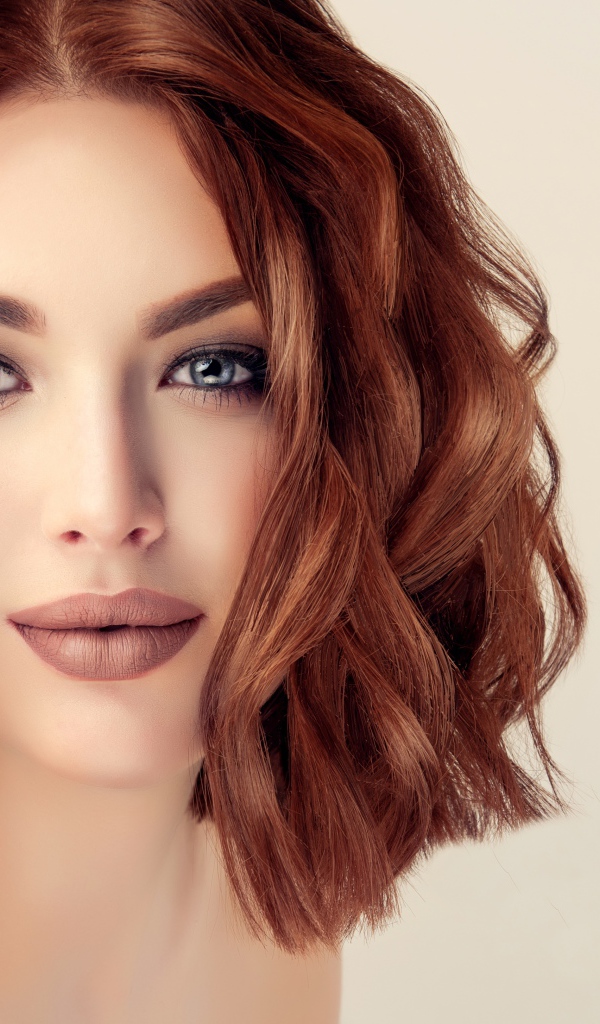 Лицо красивой молодой девушки с макияжем