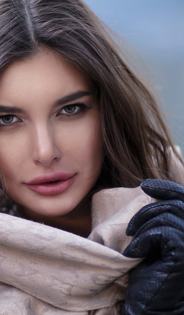 Русоволосая девушка в шарфе 