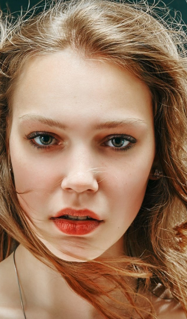 Нежная красивая молодая девушка с красивыми глазами 