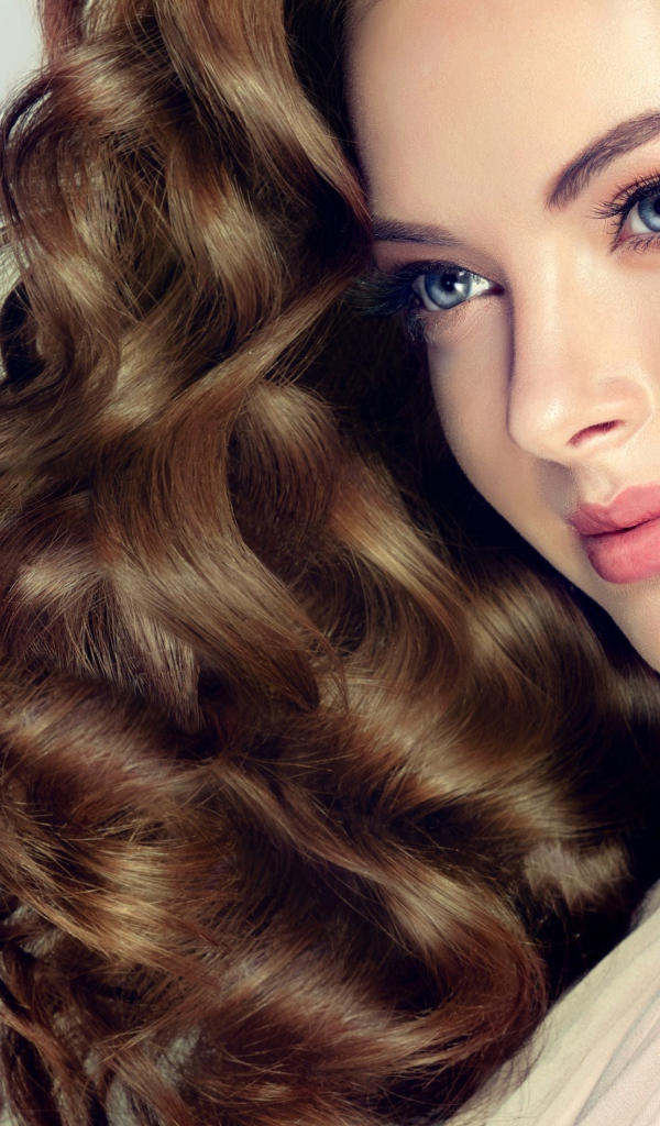 Нежная голубоглазая девушка модель