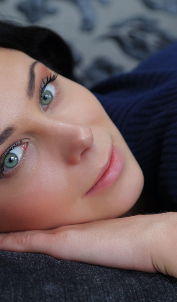 Нежный взгляд красивой голубоглазой девушки