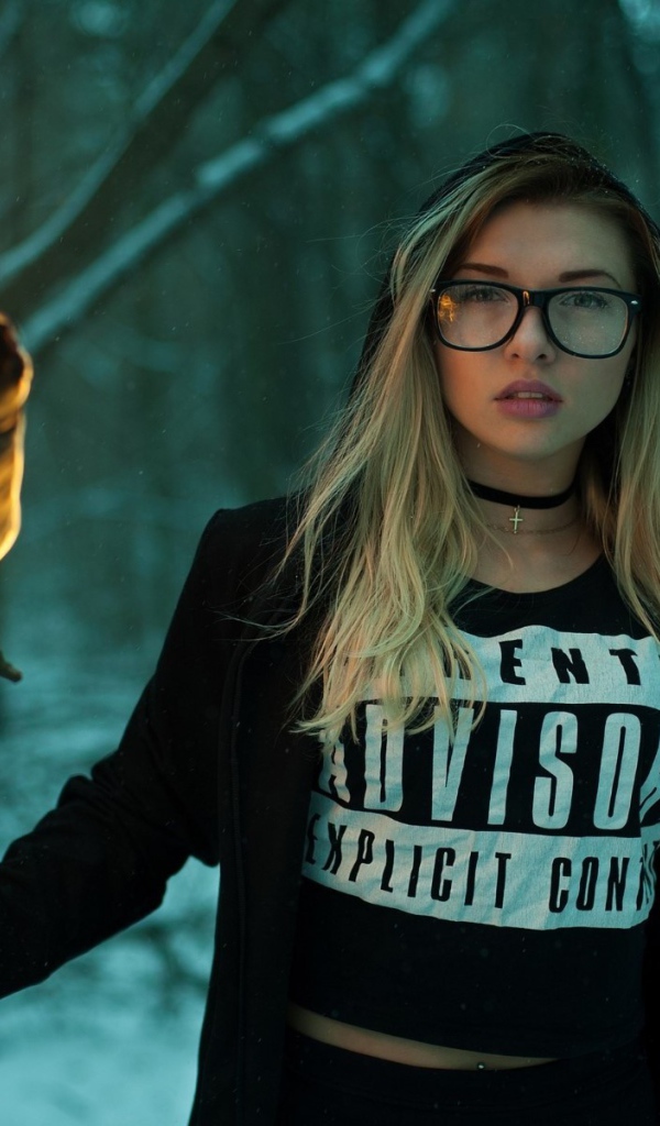 Девушка блондинка с факелом в руках 