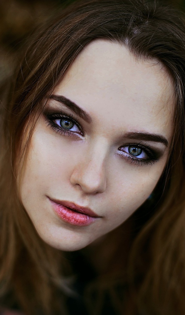 Девушка брюнетка с красивыми глазами 