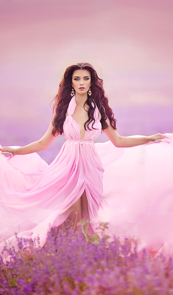 Девушка в красивом розовом платье на лавандовом поле