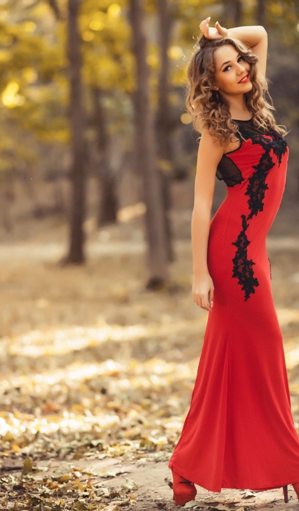 Девушка модель в длинном красном платье 