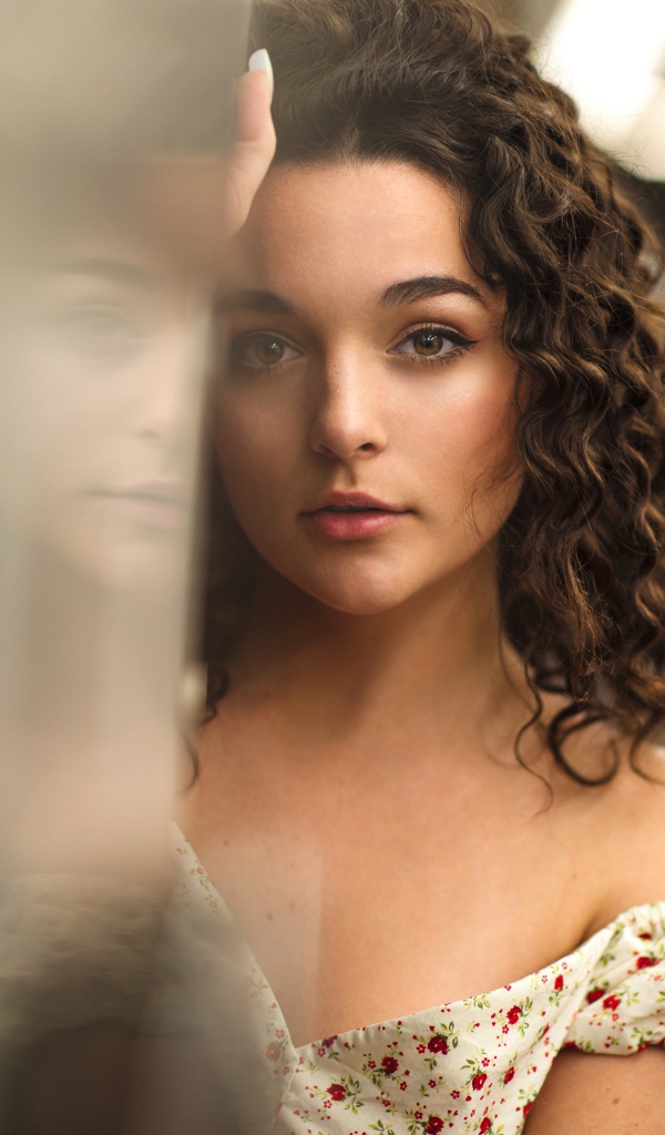 Девушка модель в цветастом сарафане