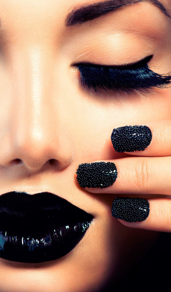 Девушка с красивым черным макияжем и черными ногтями