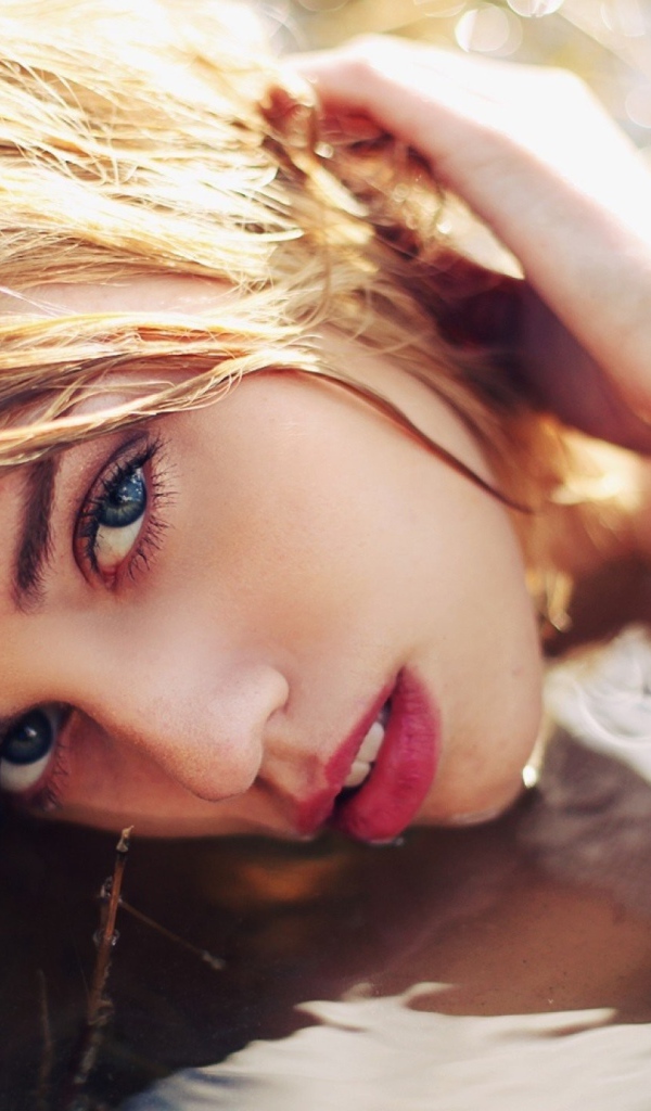 Девушка с голубыми глазами в воде 