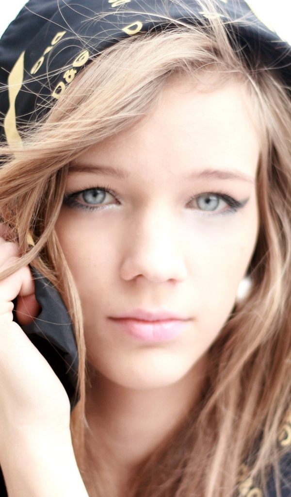 Девушка с голубыми глазами с капюшоном на голове