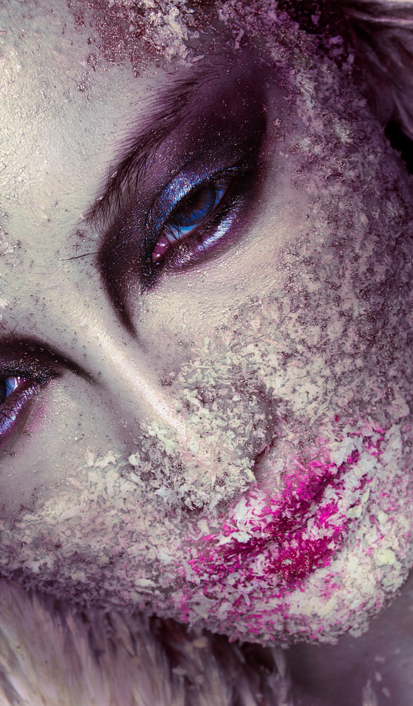 Девушка с ярким ледяным макияжем