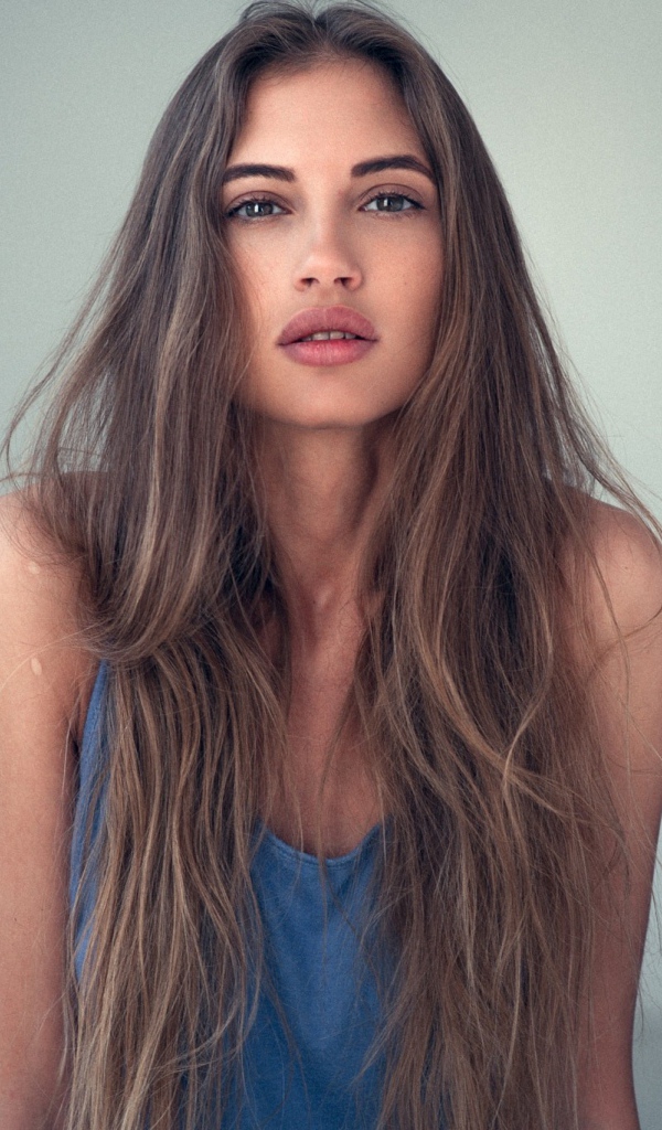 Девушка с длинными волосами и татуировкой на плече 