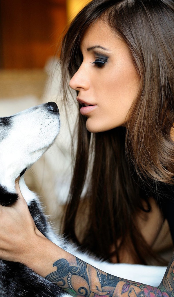 Девушка с татуировками с собакой породы хаски 