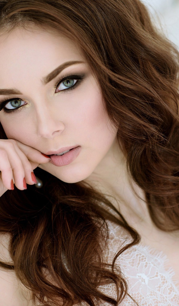 Зеленоглазая девушка брюнетка с длинными волосами 