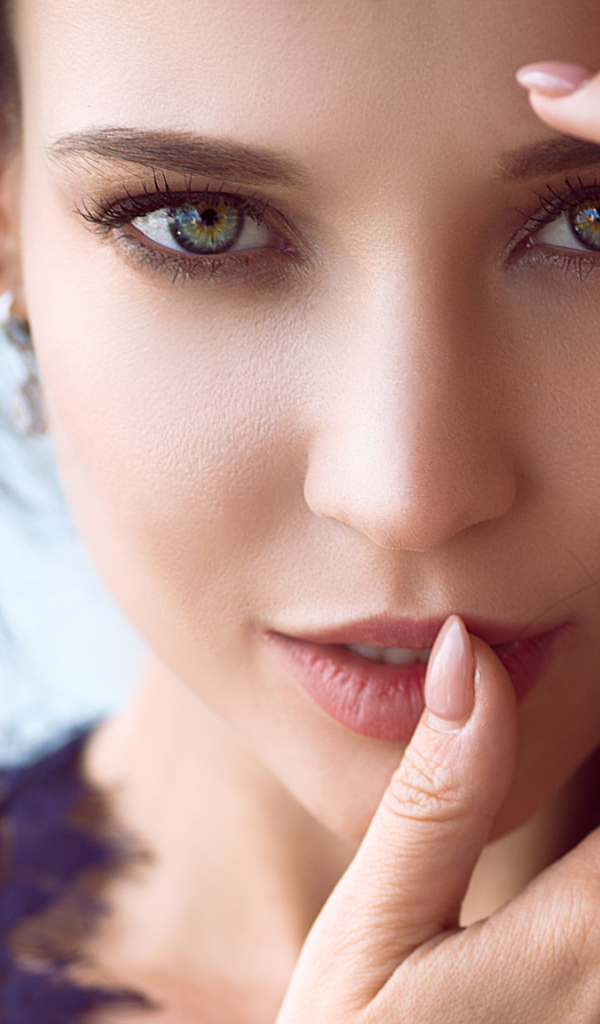 Зеленоглазая девушка модель с выразительным взглядом