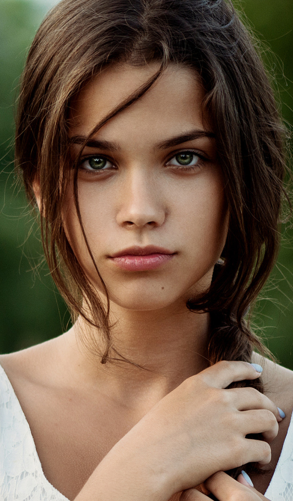 Зеленоглазая девушка с косой на голове