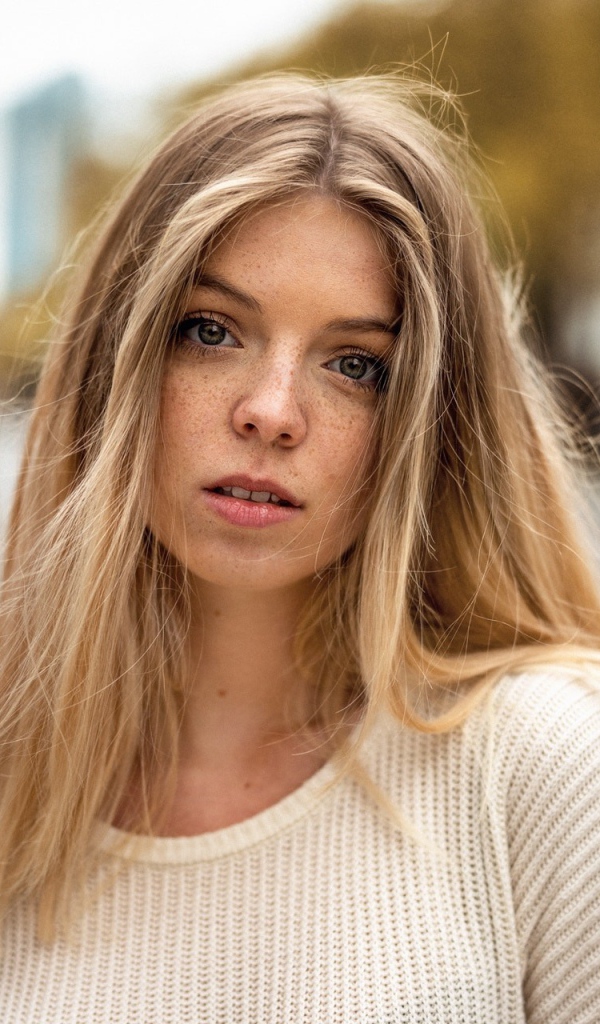 Милая девушка блондинка с веснушками 