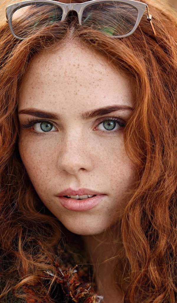 Рыжеволосая красивая девушка с зелеными глазами 
