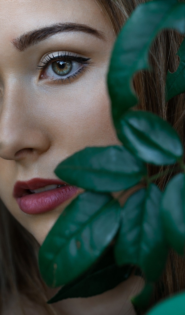 Грустная девушка с красивыми глазами 