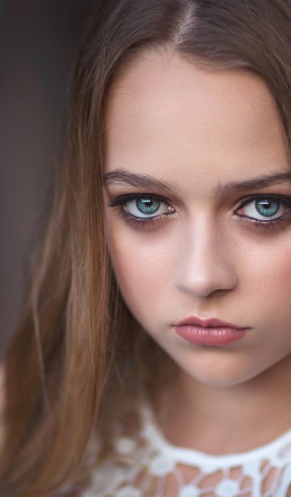 Грустная девушка с большими голубыми глазами 