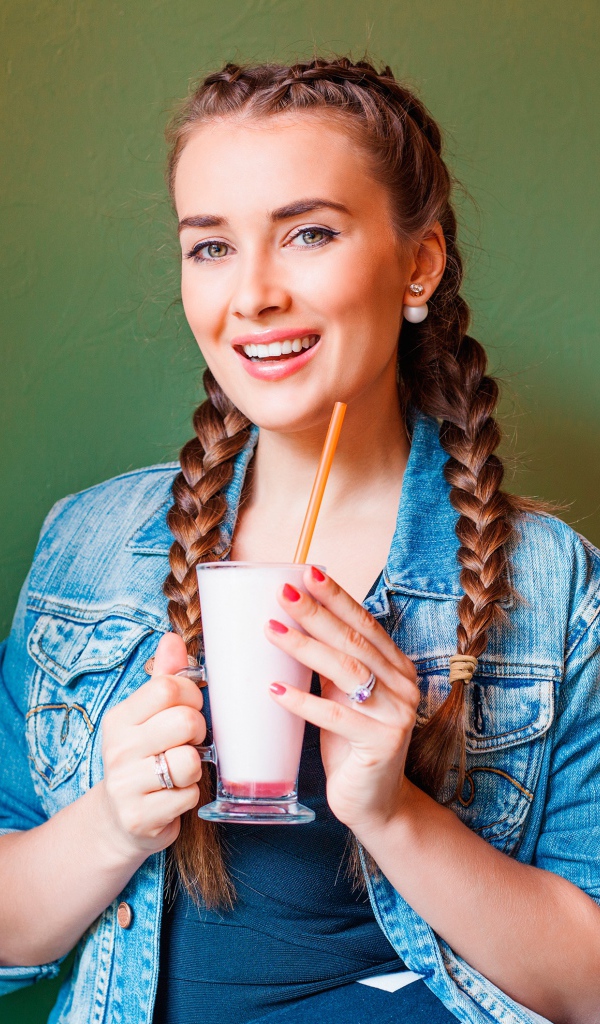 Улыбающаяся девушка с коктейлем в руках
