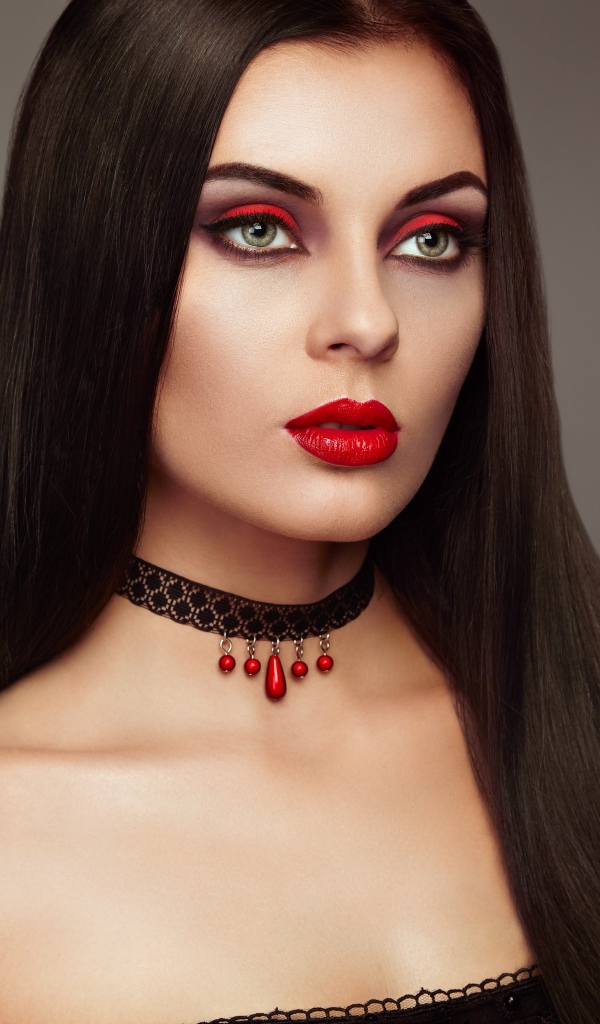 Эффектная брюнетка с ярким макияжем