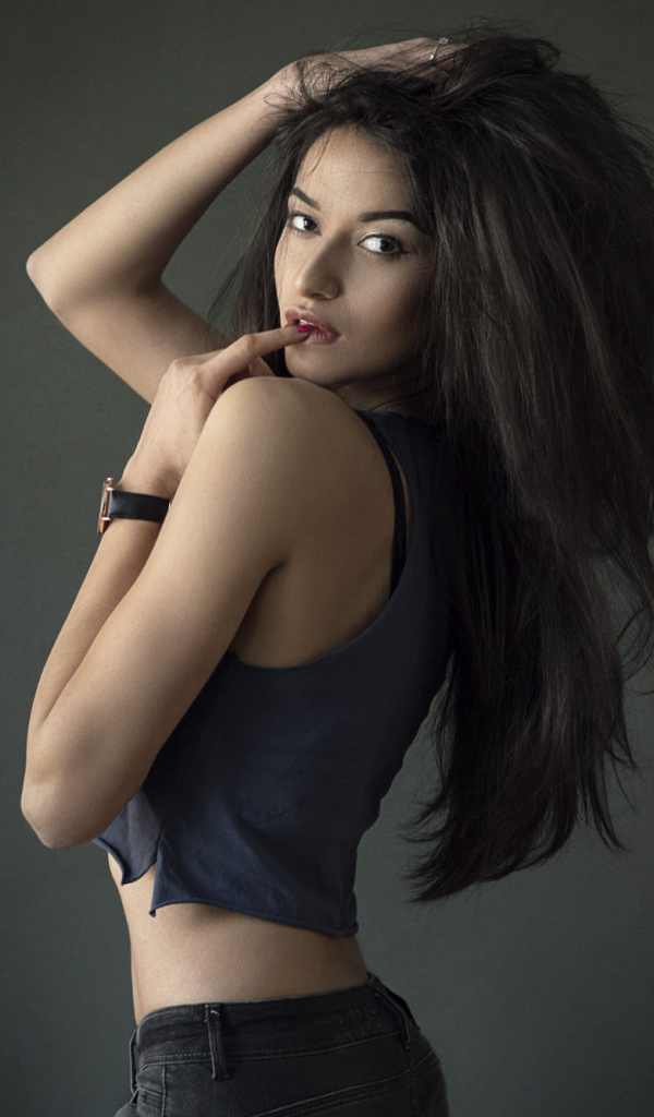 Эффектная девушка с длинными черными волосами