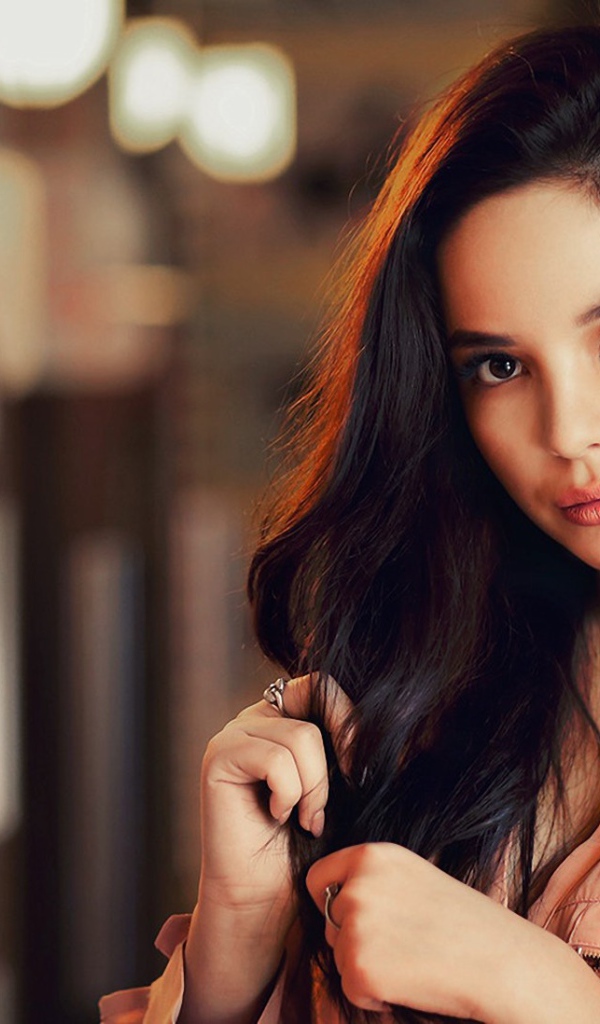 Девушка с темными распущенными волосами 