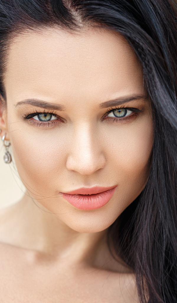 Взгляд красивой зеленоглазой брюнетки