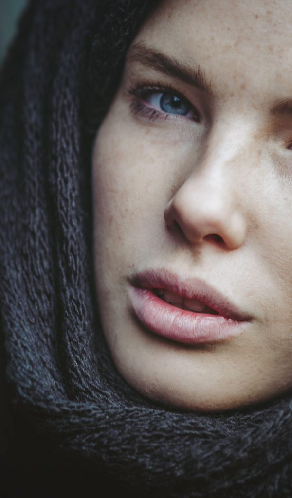 Взгляд настоящей голубоглазой девушки